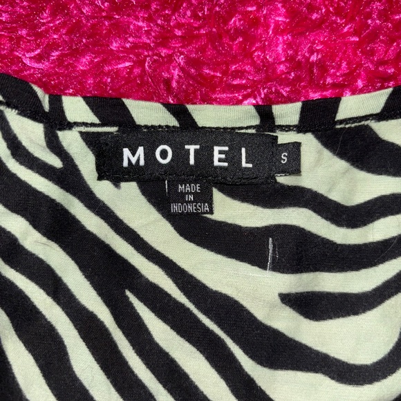 MOTEL TIGER PRINT CROP TOP 💋 - Picture 3 of 3
